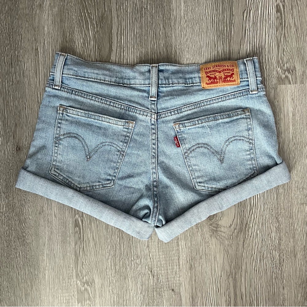 Low rise Levi shorts for @4everyorky